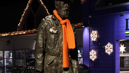 Longyearbyen Gruvearbeidermonumentet, mellom Lompensenteret og Svalbardbuttiken.