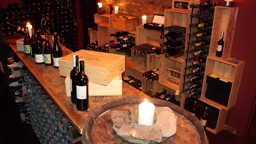 Huset Ein weiterer Keller mit Weißwein.