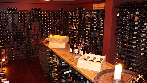 Huset Ein weiterer Keller mit Weißwein.