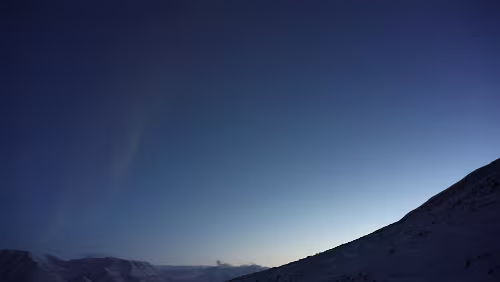 Seed Vault Hike - From Seed to Summit Ganz schwache Polarlichter sind zu sehen, es ist 12:15 Uhr.