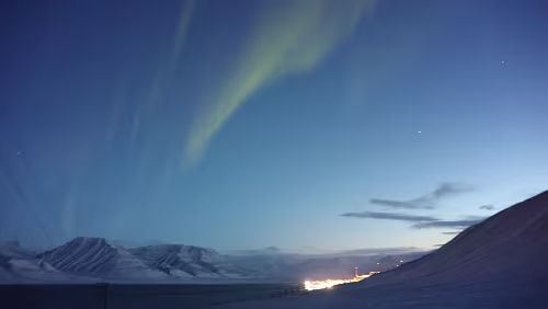 Seed Vault Hike - From Seed to Summit Schwache Polarlichter sind zu sehen, es ist 13:13 Uhr.
