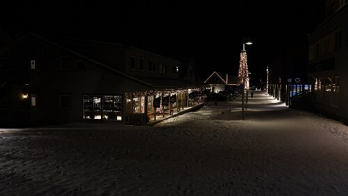 Longyearbyen Die „Einkaufsmeile“ in Richtung Norden.