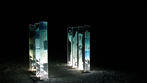 Longyearbyen Die Info-Tafeln am oberen Ende von Nybyen.