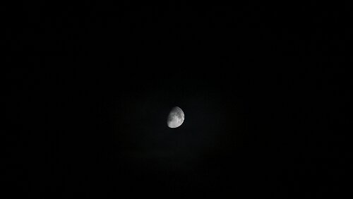 Longyearbyen Der Mond lugt etwas durch die Wolken.