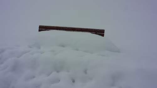 Sunne – Östersund Die Sitzbank ist fast komplett eingeschneit.