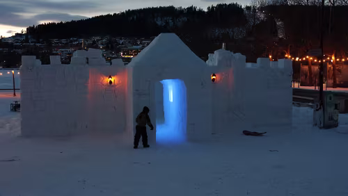 Sunne – Östersund Ein kleines Eis-Hotel am See in Östersund.