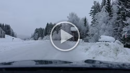 Sunne – Östersund Es ist trüb und grau, es schneit ein wenig, aber es halt ziemlich viel Schnee.