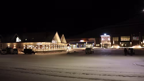 Longyearbyen Der große Parkplatz vor dem „COOP“ ist fast leer.
