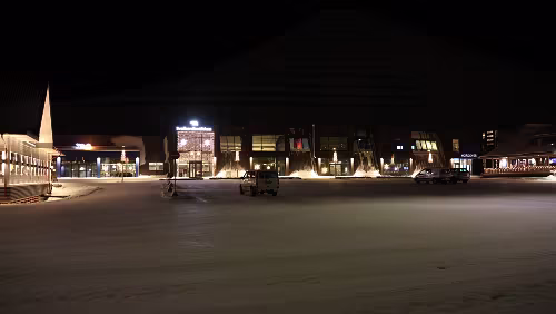 Longyearbyen Der große Parkplatz vor dem „COOP“ ist fast leer.