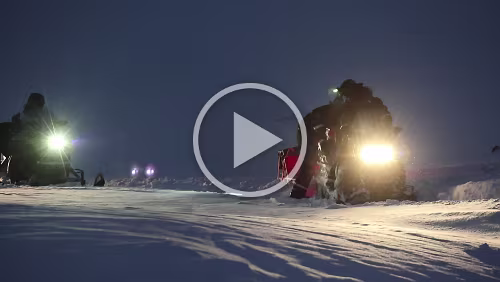 Reindalen & Van Mijenfjorden Ein Scooter steckt fest und wird wieder flott gemacht.