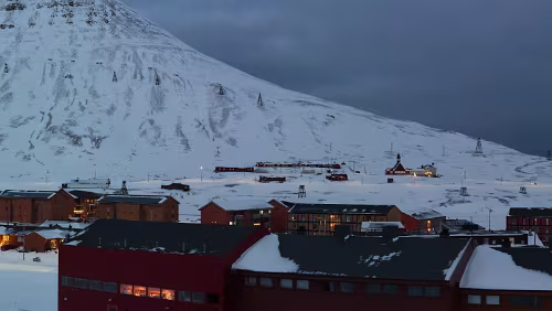 Longyearbyen Auf dem Lawinenschutzwall.