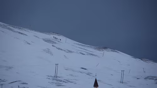 Longyearbyen Eine kleine Gruppe auf dem Weg zum Platåberg.