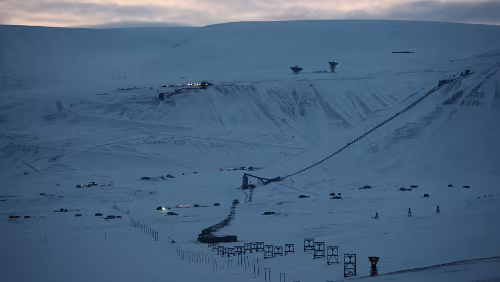 Longyearbyen Oben rechts das „ EISCAT Svalbard Radar “. Links erhellt die in 2025 geschlossene letzte „ Gruve 7 “. Leicht links davon beim Reinzoomen sieht man die...