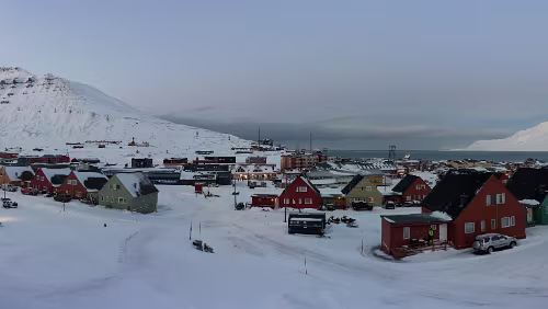 Longyearbyen Auf dem Lawinenschutzwall.