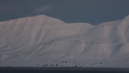 Longyearbyen Die Gebäude unten gehören zum alten Kohleabbau „Hiorthhamn“. Der Berg hinten dran nennt sich „ Hiorthfjellet “. Rechts im Bild sieht man noch ein paar alte...