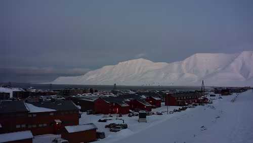 Longyearbyen Das „Hiorthfjellet“ im Hintergrund.