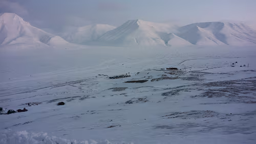 Longyearbyen Links das „Hiorthfjellet“, dann geht es in das „Malardalen“. Rechts weiter das „Adventdalen“.