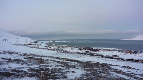Longyearbyen Links im Hintergrund der Flughafen, am Adventfjorden.