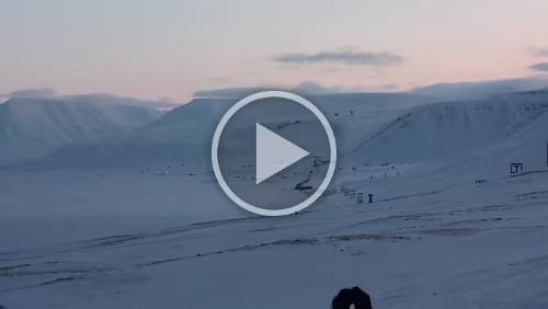 Longyearbyen Oben rechts das „ EISCAT Svalbard Radar “. Links erhellt die in 2025 geschlossene letzte „ Gruve 7 “. Leicht links davon beim Reinzoomen sieht man die...
