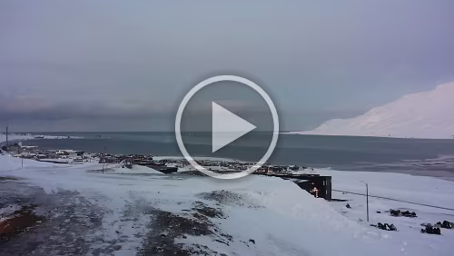 Longyearbyen Schwenk vom Adventfjorden in das Adventdalen.