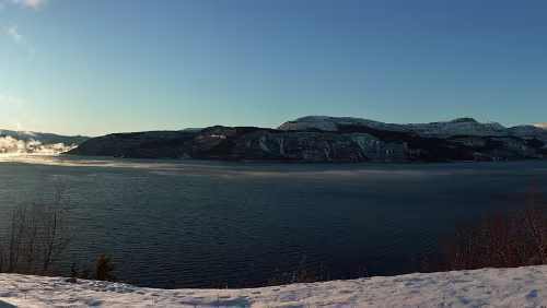 Bodø – Saltfjellet – Mosjøen Nebel wabert über den Fjord. Panorama .