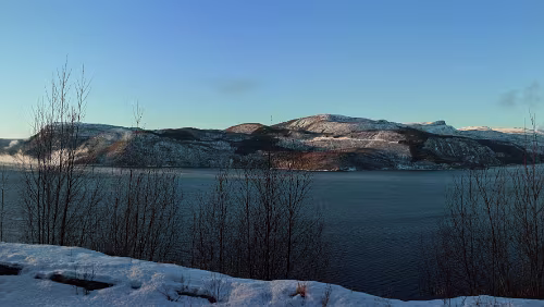 Bodø – Saltfjellet – Mosjøen Nebel wabert über den Fjord. Panorama .