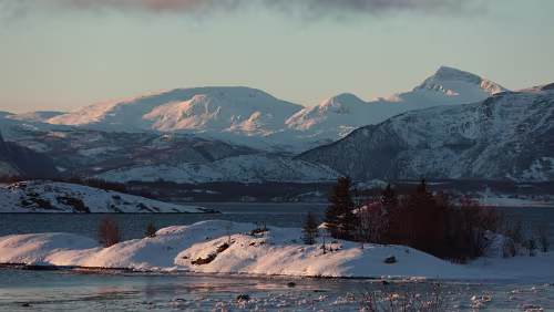Bodø – Saltfjellet – Mosjøen Sonnenaufgang am „ Skjerstadfjorden “.