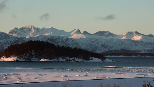 Bodø – Saltfjellet – Mosjøen Sonnenaufgang am „ Skjerstadfjorden “.