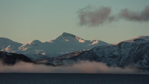 Bodø – Saltfjellet – Mosjøen Sonnenaufgang am „ Skjerstadfjorden “.