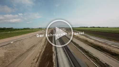 Drohnenflug über die deutsche und dänische Tunnelbaustelle Bei bestem Wetter ist Dane Grace, einer der talentiertesten Drohnenpiloten der Welt, mit seiner Drohne über die deutsche und dänische Baustelle für den...