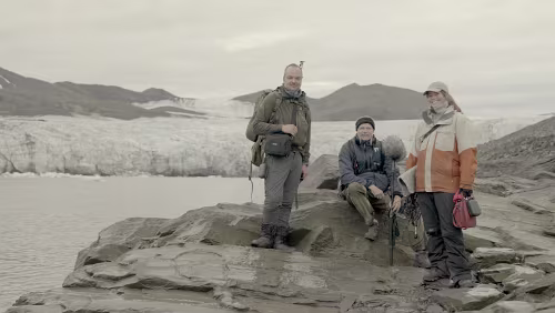 Glacier Lamentation Lyden av Svalbard! Hvordan høres det ut på innsiden av en pingo? Isbreer som smelter? Gjennom banebrytende lydkunst, kombinerer Glacier Lamentation kunst og...