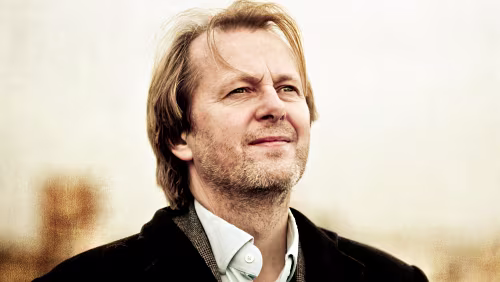 Lars Lillo-Stenberg Lars Lillo-Stenberg lærte å spille gitar av storebroren da han var 13 år. Han skrev sanger helt fra denne tiden. I 1984 dannet han gruppa deLillos. Lars lagde...