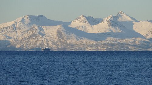 Fauske – Tromsø Auf der Überfahrt von Bognes nach Skarberget.