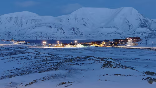 Longyearbyen Am Weg 106, zwischen Nybyen und Huset mit Blick auf den Hauptort