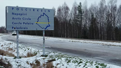 arte | Norwegen - Schwertwalen auf der Spur Der Polarkreis in Schweden. Im Prinzip müsste ich hier auch schon vorbeigekommen sein, aber der Parkplatz ist mir so nicht in Erinnerung.