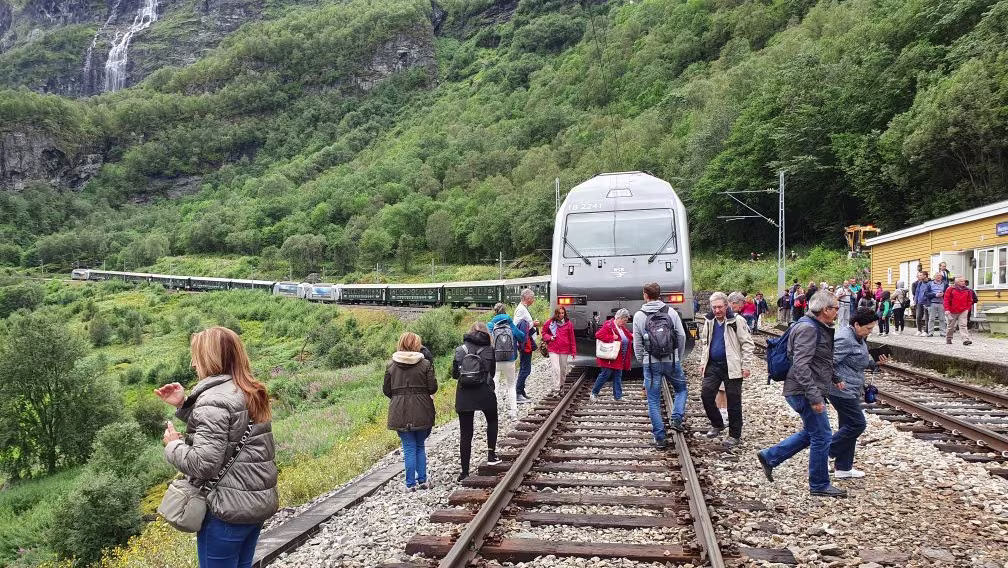 31.07.2019 | Togkollisjon på Flåmsbana Togkollisjon på Flåmsbana – ti lettere skadd To tog med til sammen 800 passasjerer om bord kolliderte onsdag ved...