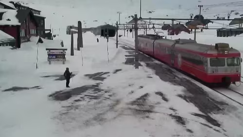 Finse stasjon 04:30 Schienenbus; 01:20:00 Güterzug aus Richtung Bergen; 01:31:00 Schienenbus