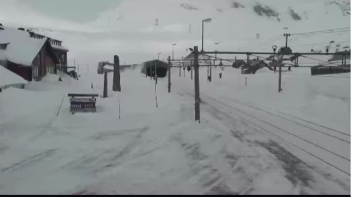 Finse stasjon Von Schnee befreiter Bahnsteig