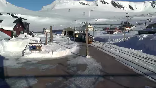 Finse stasjon Güterzug bei Sonnenschein