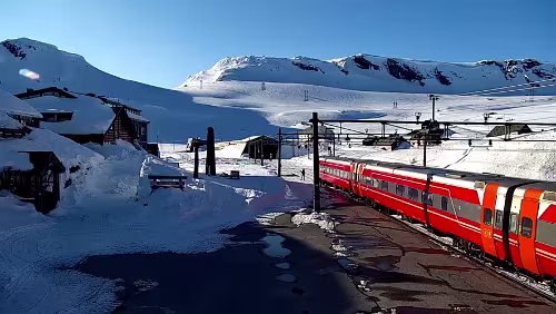 Finse Karfreitag. Kurz mal aus dem Zug und einen Schneeball werfen.