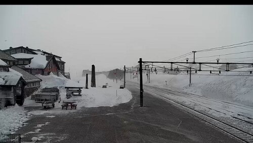 Finse Leichter Schneefall am frühen Morgen. Links im Bild, da würde ich sagen, da ist eine Dachlawine runter gekommen.