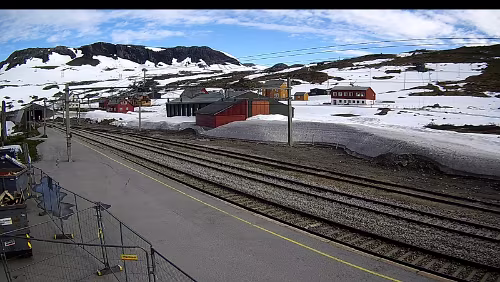 Finse Um den Bahnübergang herum scheint auch gearbeitet zu werden.