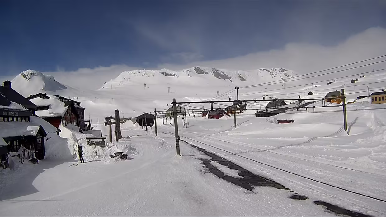 April Bilder von der WebCam Finse stasjon .