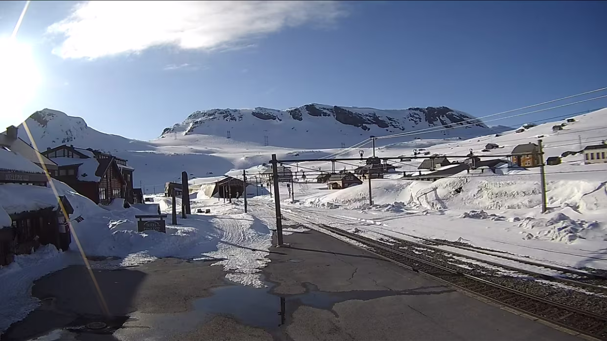 Mai Bilder von der WebCam Finse stasjon .