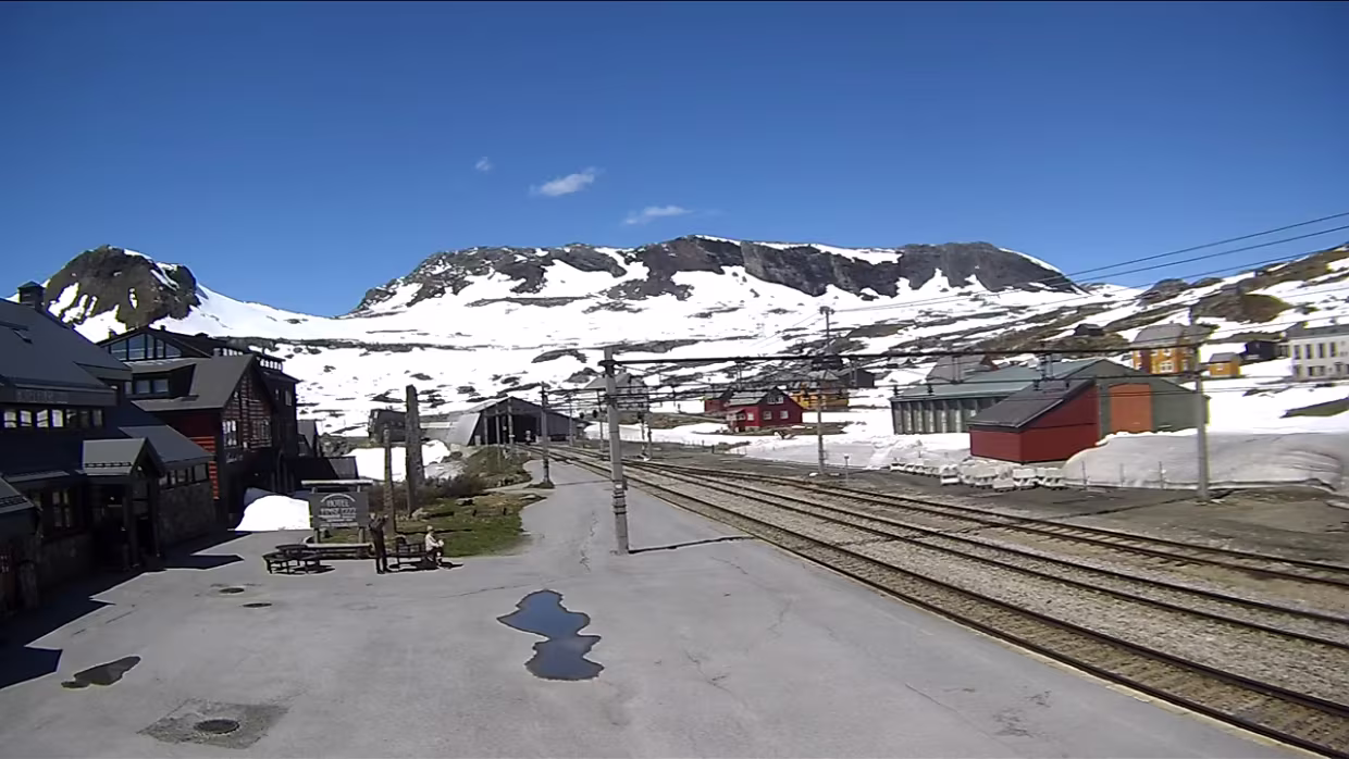 Juni Bilder von der WebCam Finse stasjon .