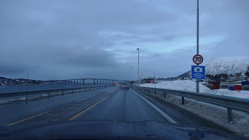 Geschwindigkeits&shy;überwachung – Norwegen Die Geschwindigkeitsüberwachung wird angekündigt, mit der geltenden Höchstgeschwindigkeit. Verkehrszeichen „556.1“ (Automatisk trafikkontroll – punktmåling).