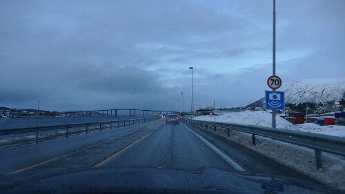 Geschwindigkeits&shy;überwachung – Norwegen Die Geschwindigkeitsüberwachung wird angekündigt, mit der geltenden Höchstgeschwindigkeit. Verkehrszeichen „556.1“ (Automatisk trafikkontroll – punktmåling).