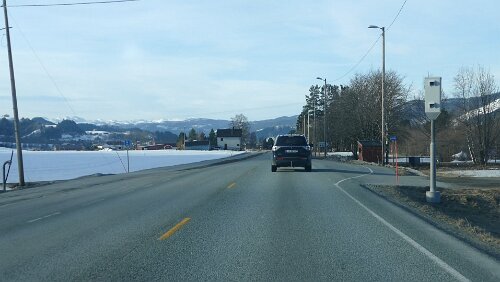 Geschwindigkeits&shy;überwachung – Norwegen Stationäres Gerät zur Geschwindigkeitsüberwachung.