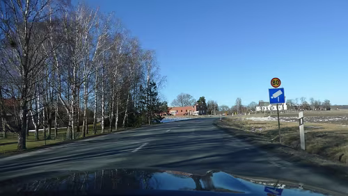 Geschwindigkeits&shy;überwachung – Schweden Die Geschwindigkeitsüberwachung wird angekündigt, mit der geltenden Höchstgeschwindigkeit.