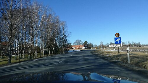 Geschwindigkeits&shy;überwachung – Schweden Die Geschwindigkeitsüberwachung wird angekündigt, mit der geltenden Höchstgeschwindigkeit.